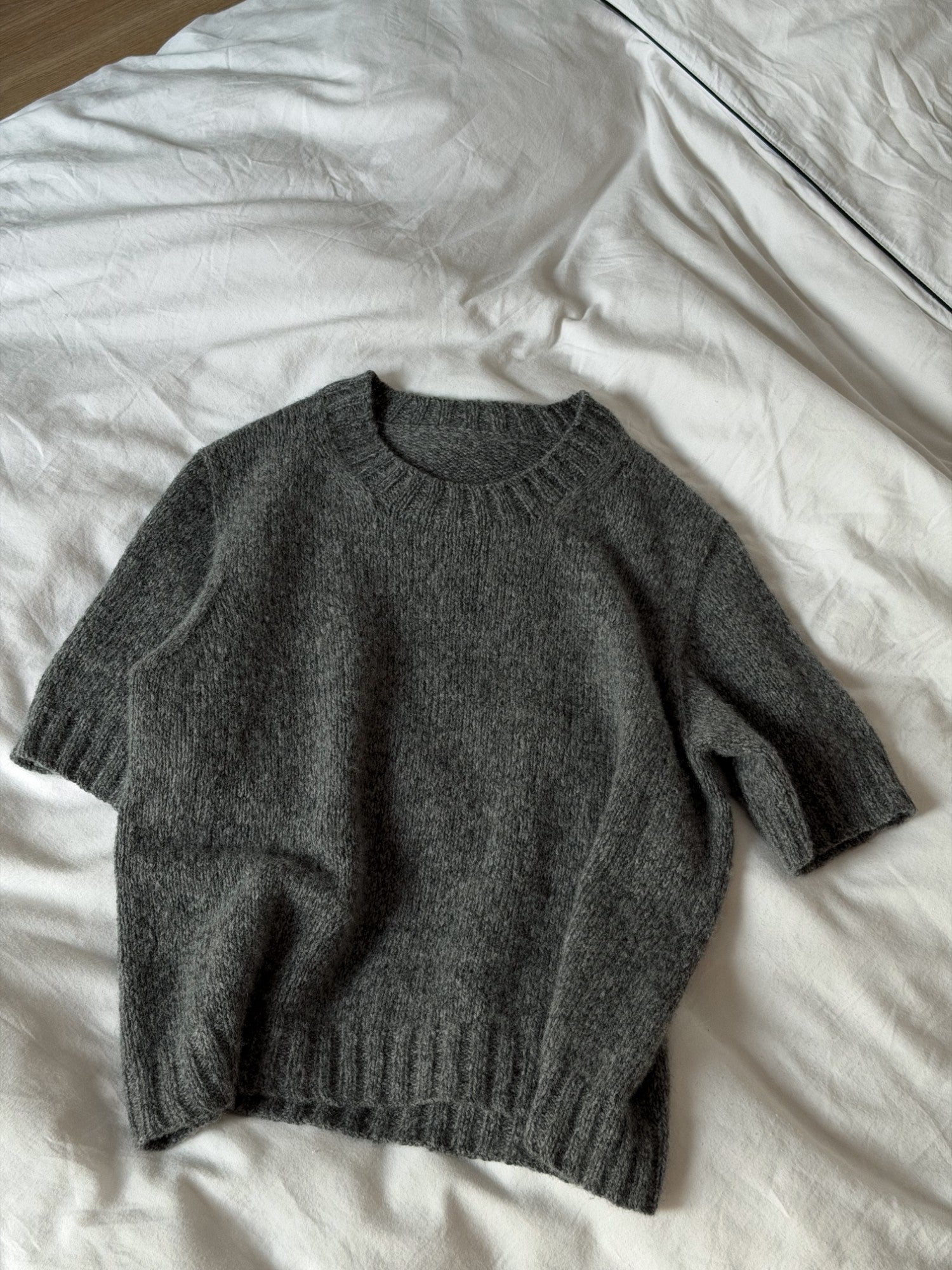 Minimalistiskt Etta Tee mönster med klassisk rund hals och kortärmad form