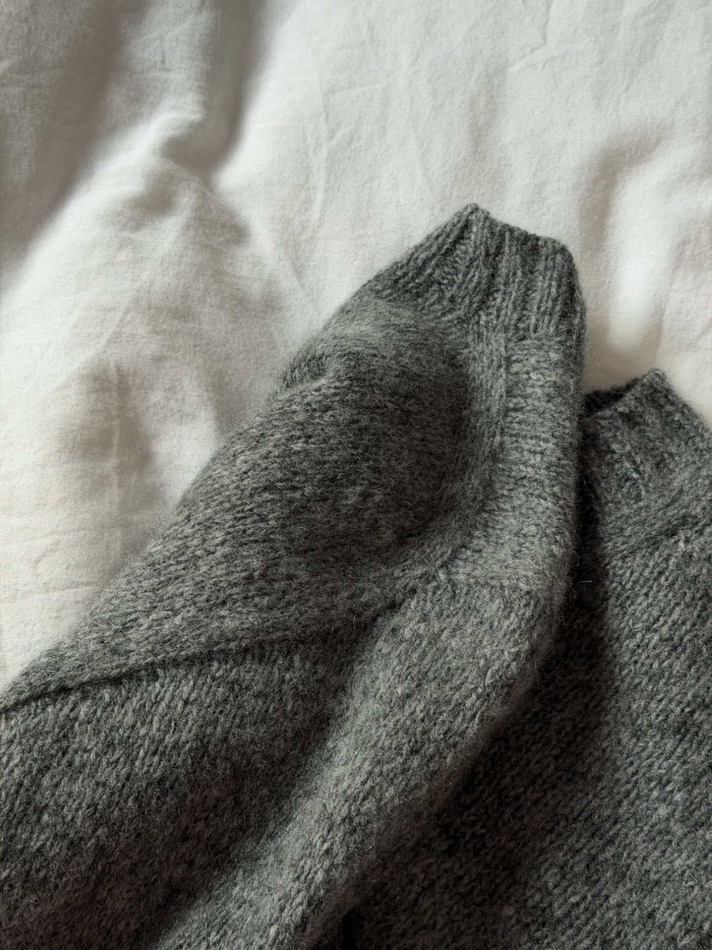 디자이너가 정면에서 착용한 Moreca Knit 여름 티 패턴