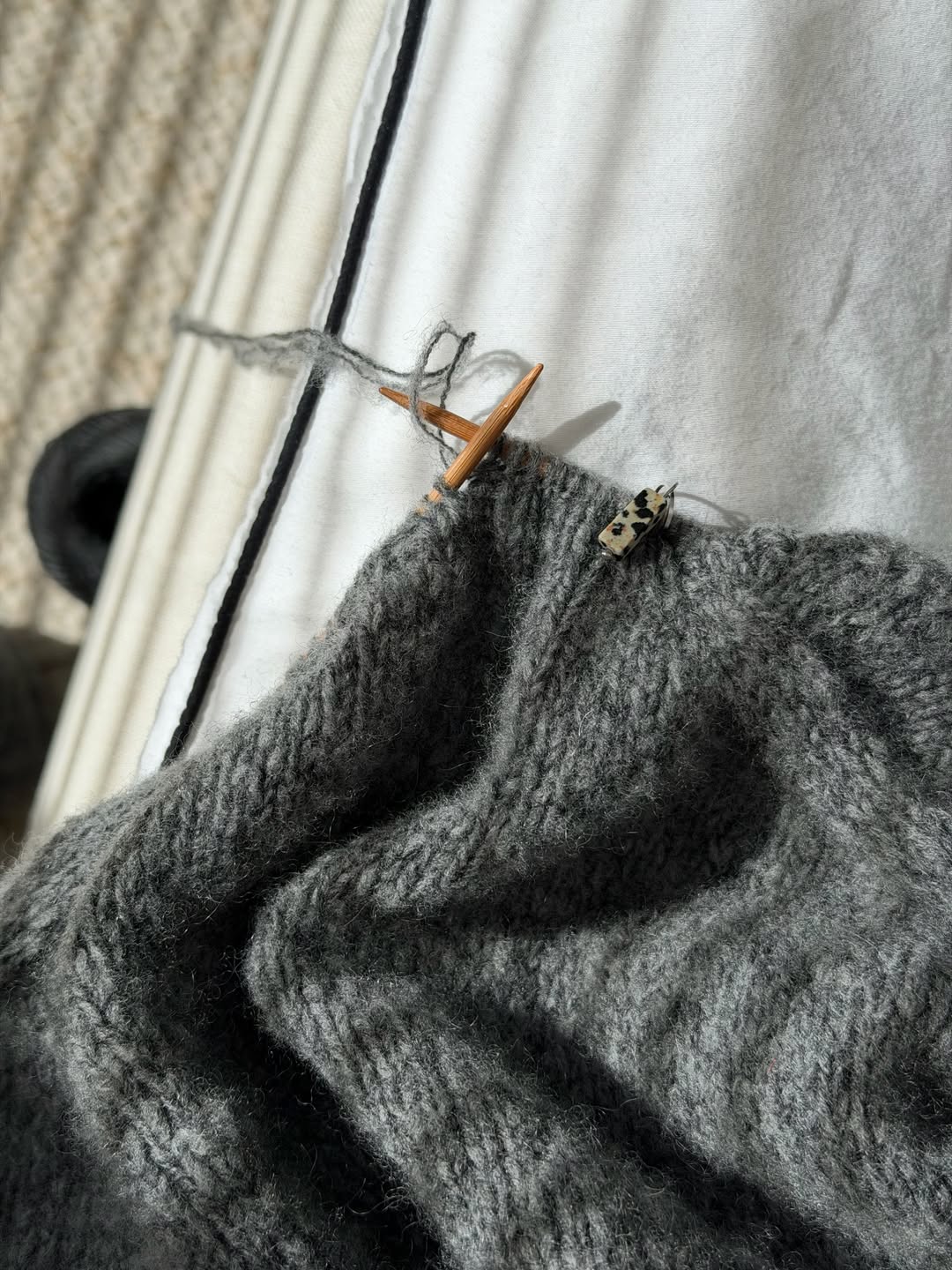셋인 소매가 있는 Moreca Knit의 편안한 반소매 셔츠 패턴