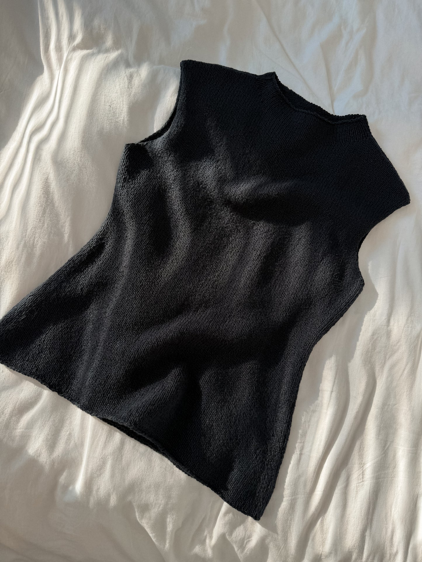Moreca Knit의 Gia Top, 차분한 스칸디나비아 무드와 모던한 여름 니트 느낌