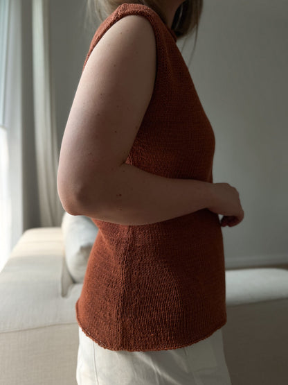 Moreca Knit의 Gia Top 니팅 패턴, 바텀업 구성과 부드럽게 잡힌 핏