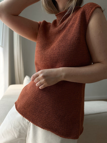 Moreca Knit Gia Top vist i en afslappet skandinavisk stil med en raffineret mock neck silhuet