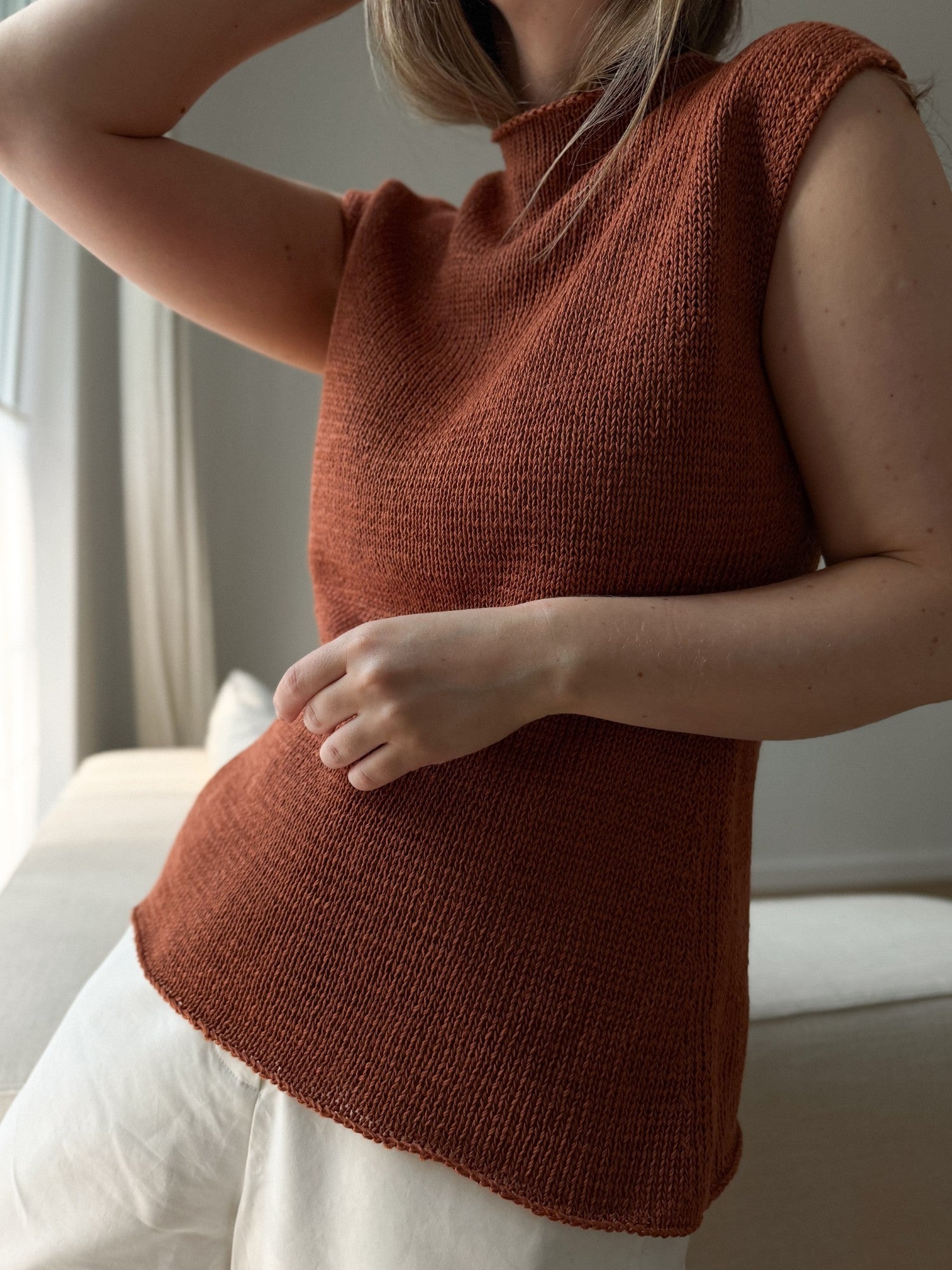 Gia Top de Moreca Knit dans un style scandinave détendu avec une silhouette mock neck raffinée