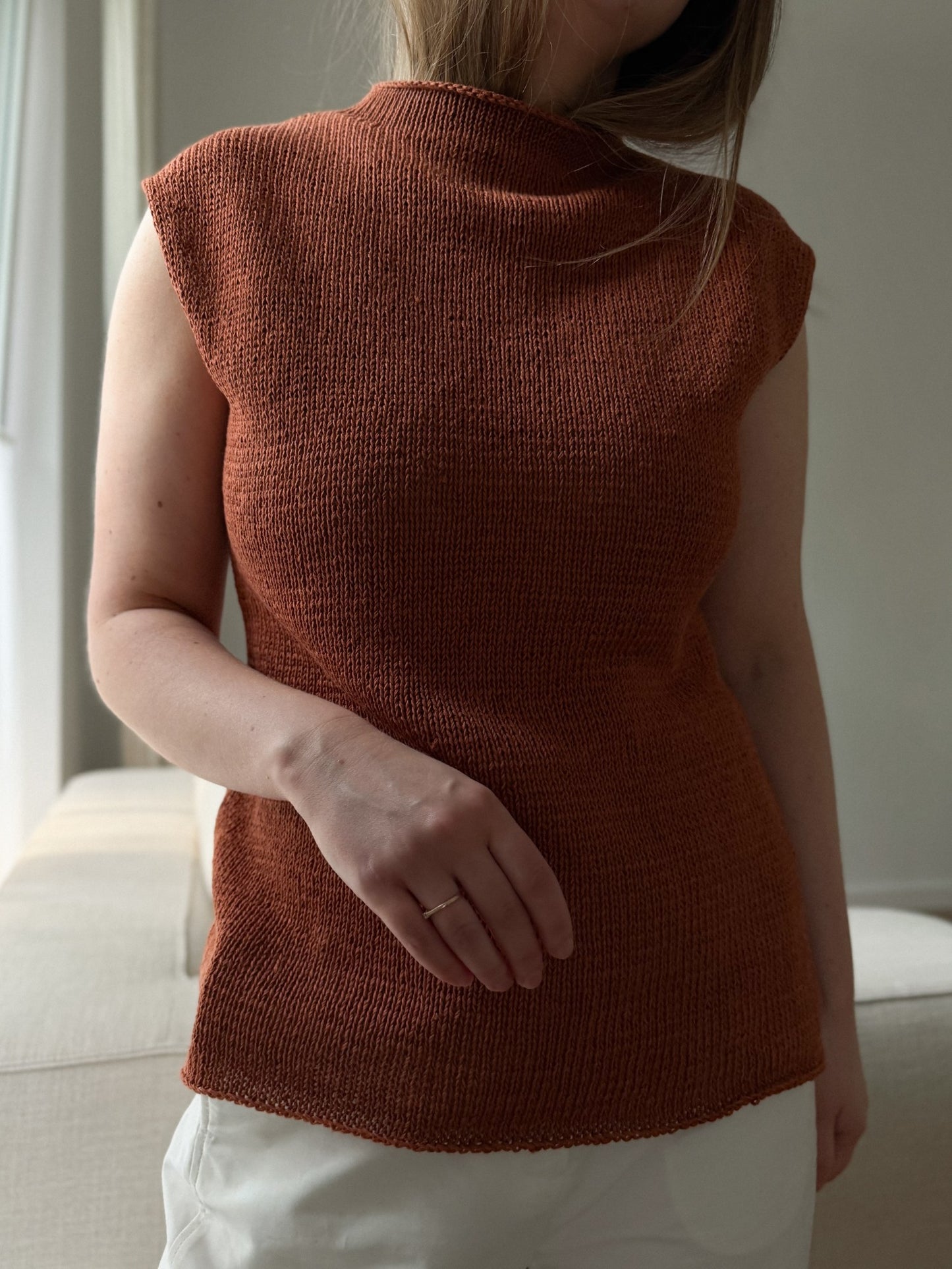 Gia Top Tee Strickanleitung von Moreca Knit für Frauen mit kurzen Ärmeln und modernen klaren Linien