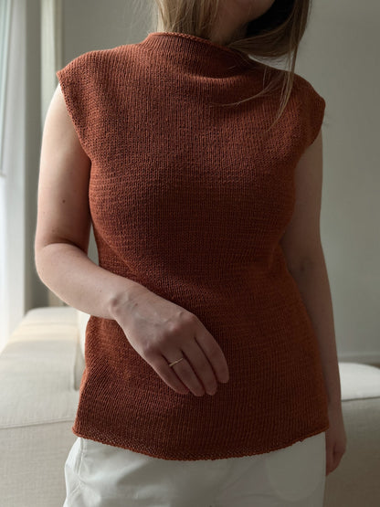 Gia Top Tee Strickanleitung von Moreca Knit für Frauen mit kurzen Ärmeln und modernen klaren Linien