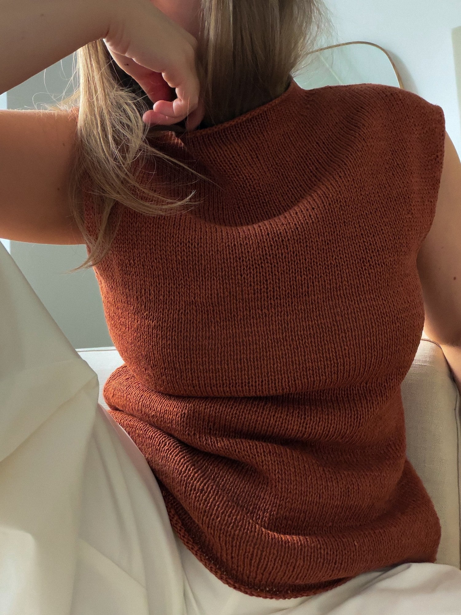 Moreca Knit의 미니멀한 Gia Top, 디자이너가 착용한 모크넥 스타일의 네크라인