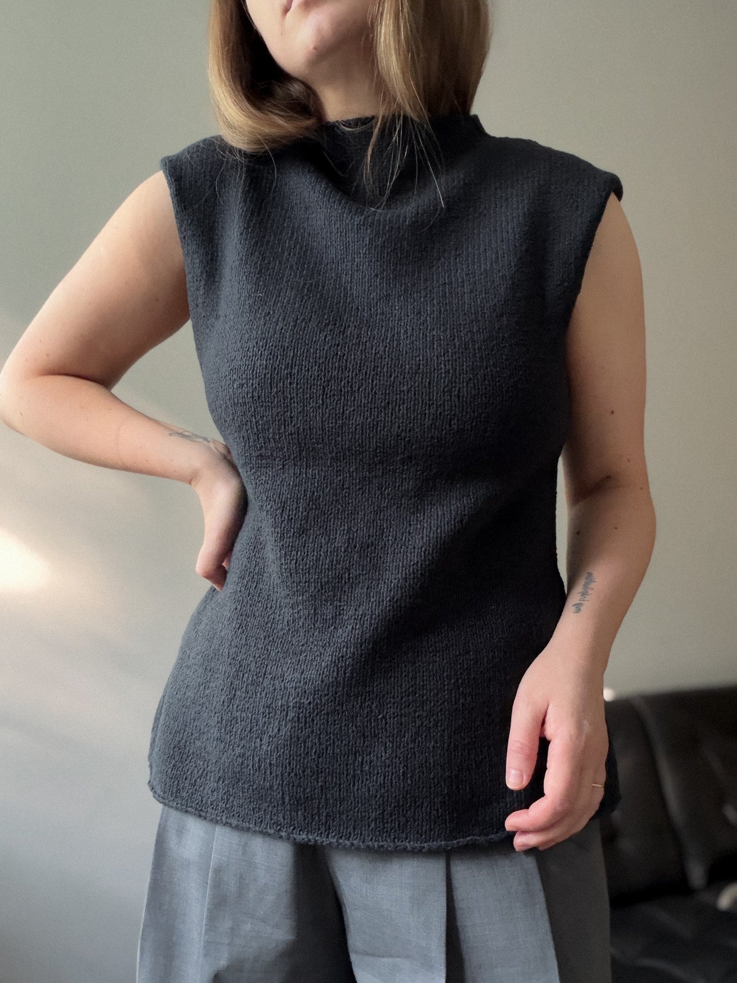 Letni wzór na druty Gia Top od Moreca Knit zaprojektowany do przędzy lnianej, bawełnianej lub z włókien lnianych