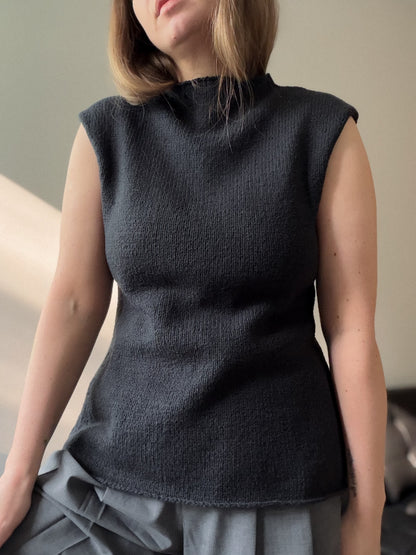 Gia Top od Moreca Knit widziany z boku, aby pokazać delikatnie dopasowany krój i długość krótkiego rękawa