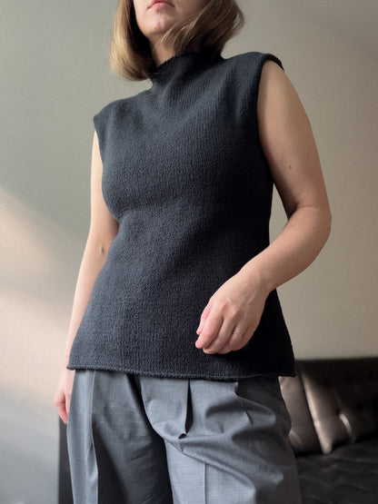Gia Top od Moreca Knit pokazany od tyłu z czystą konstrukcją od dołu i podstawową formą