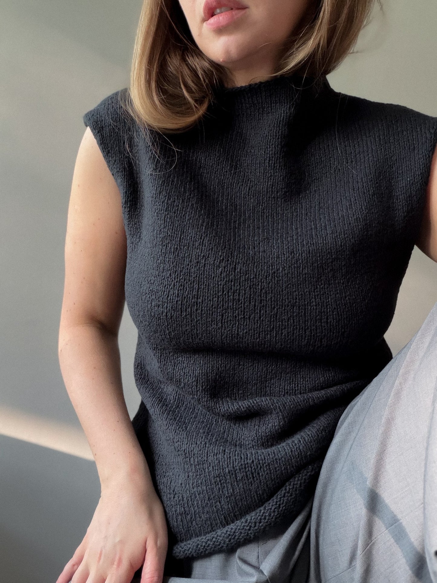 Gia Top od Moreca Knit w ściegu pończoszniczym, o próbce 20 oczek i gładkiej dzianinie