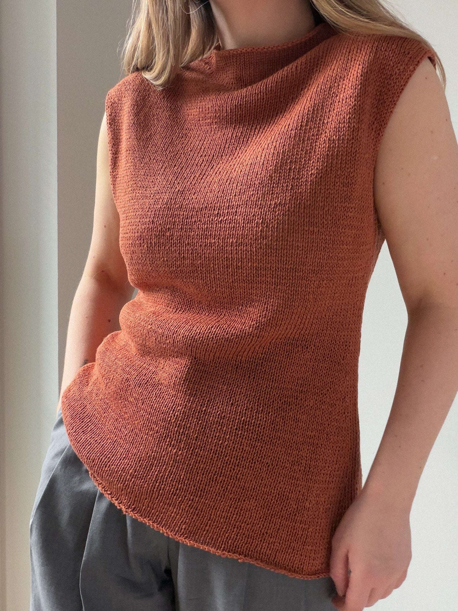 Gia Top von Moreca Knit in glatt rechts mit Maschenprobe von 20 Maschen und glatter Struktur