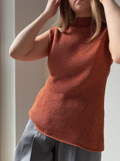 Dopracowany Gia Top od Moreca Knit sfotografowany w swobodnej pozie, aby pokazać sylwetkę krótkiego rękawa