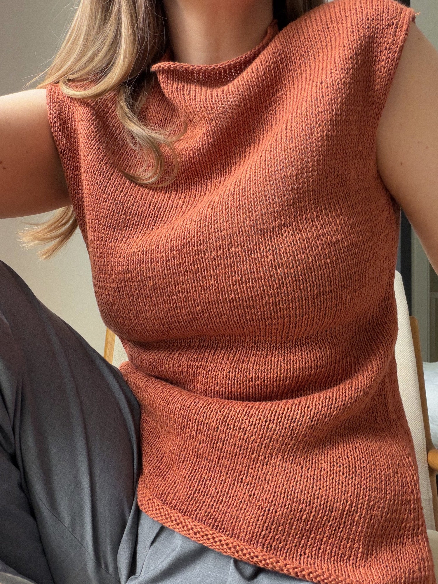 Gia Top de Moreca Knit pour femmes, patron de tricot intermédiaire avec forme tee minimaliste