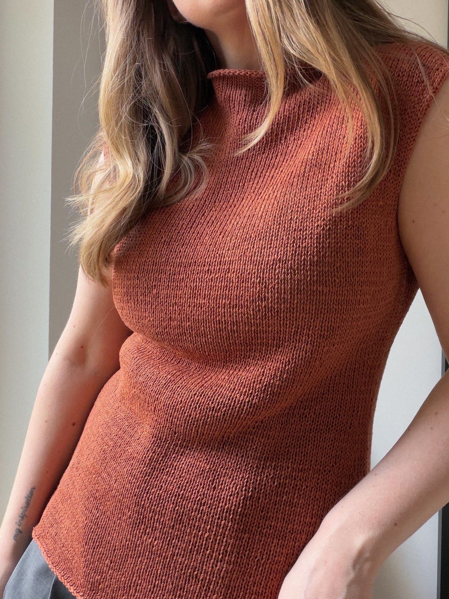 Gia Top fra Moreca Knit i glattstrikk med strikkefasthet på 20 masker og glatt struktur