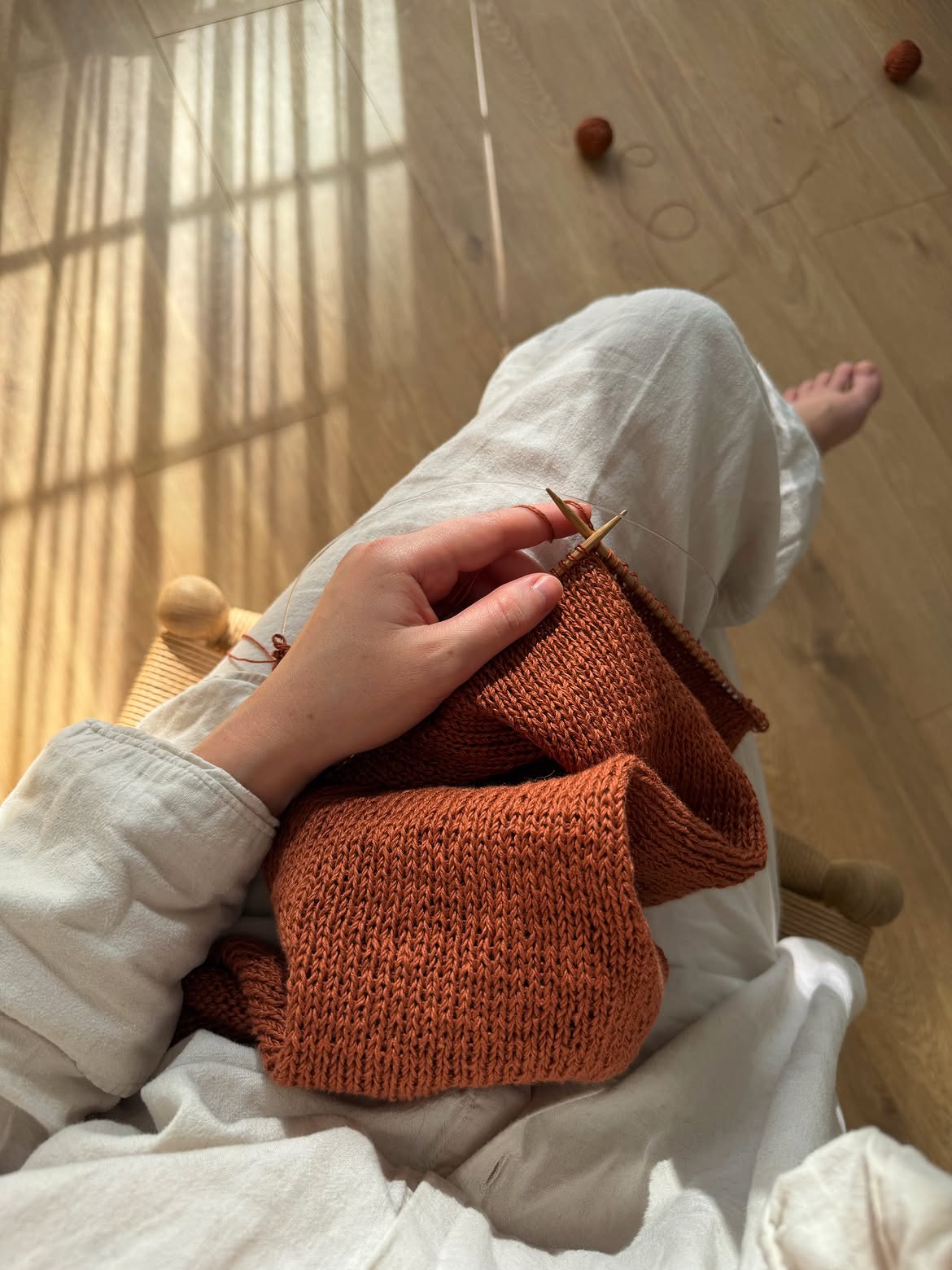 Raffineret Gia Top fra Moreca Knit fotograferet i en afslappet positur for at vise silhuetten med korte ærmer