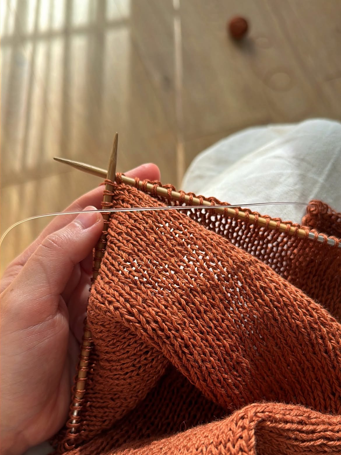 Gia Top od Moreca Knit w spokojnym skandynawskim klimacie i nowoczesnym letnim charakterze dzianiny