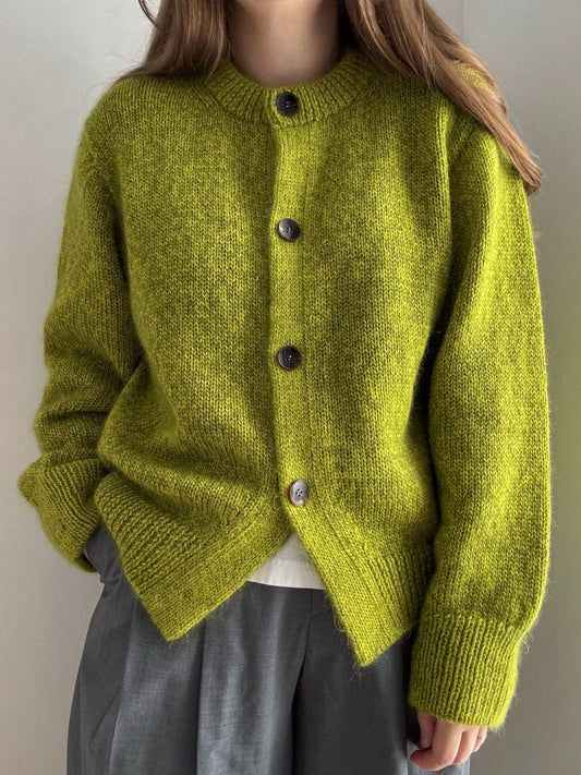 Janette Cardigan strikkemønster viser en oversized, let cropped cardigan med knaplukning fra Moreca Knit.