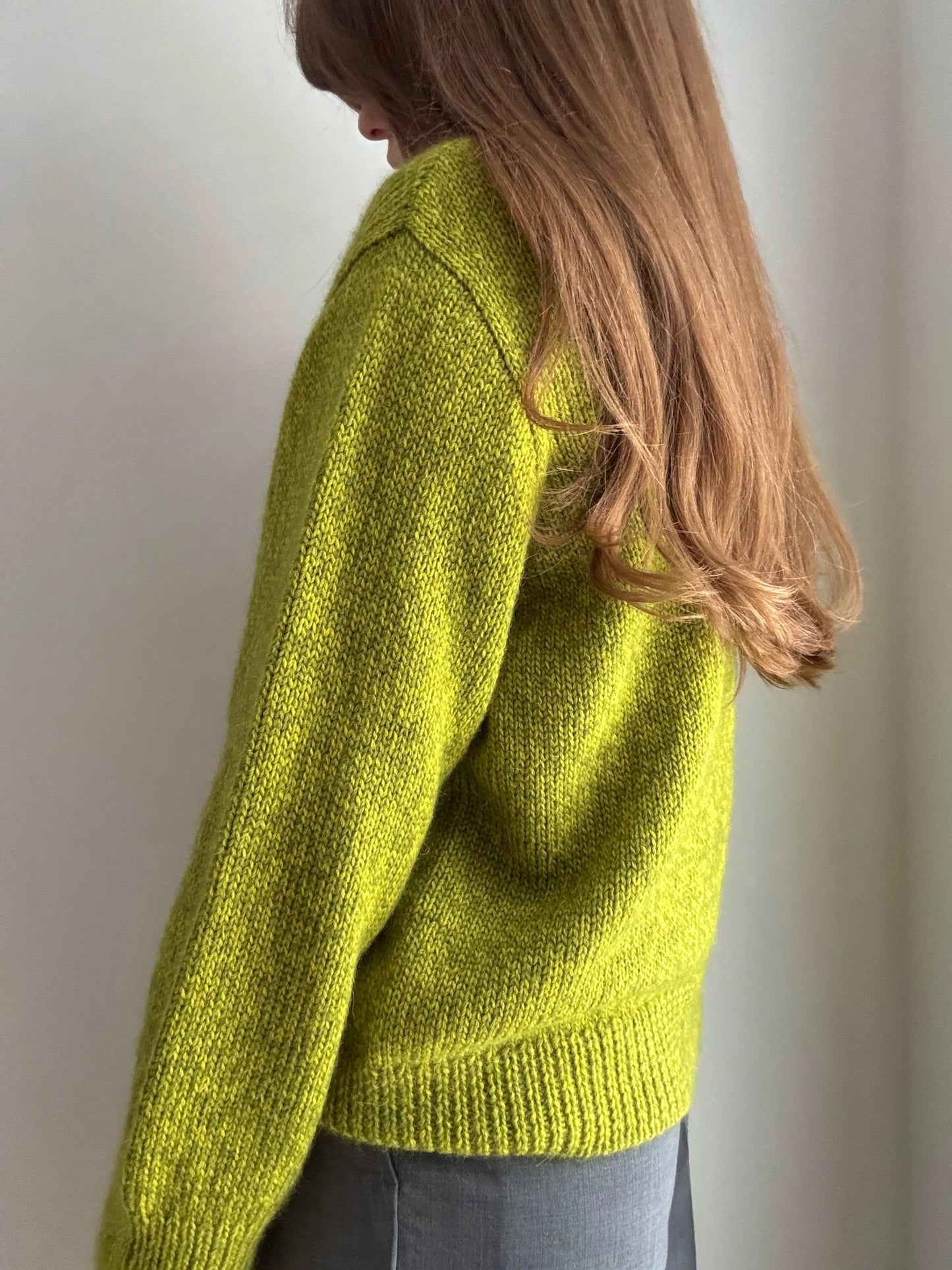 Glatt rechts gestrickter Cardigan mit überschnittenen Schultern und Rundhals, für Damen und Mädchen.