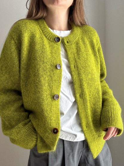 Janette Cardigan strikkemønster viser en oversized, lett cropped cardigan med knapper fra Moreca Knit.