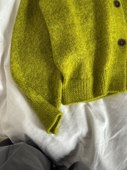 Cardigan en jersey avec epaules tombee et col rond, concu pour femmes et filles.