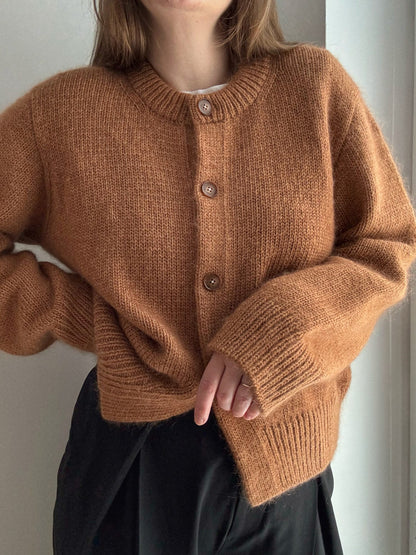 Cardigan mit Rundhalsausschnitt und überschnittenen Schultern, top down in glatt rechts, modernes basic Design.