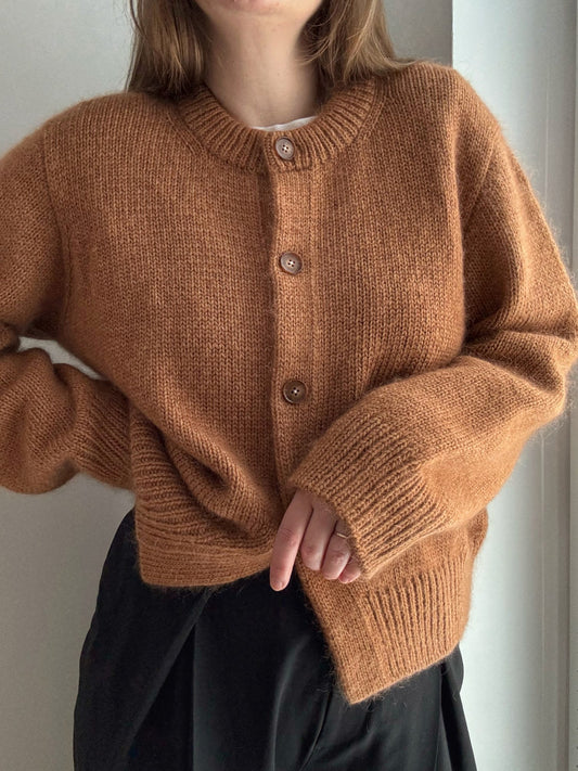 Le modele Janette Cardigan presente un cardigan oversize, legerement raccourci, boutonne, par Moreca Knit.