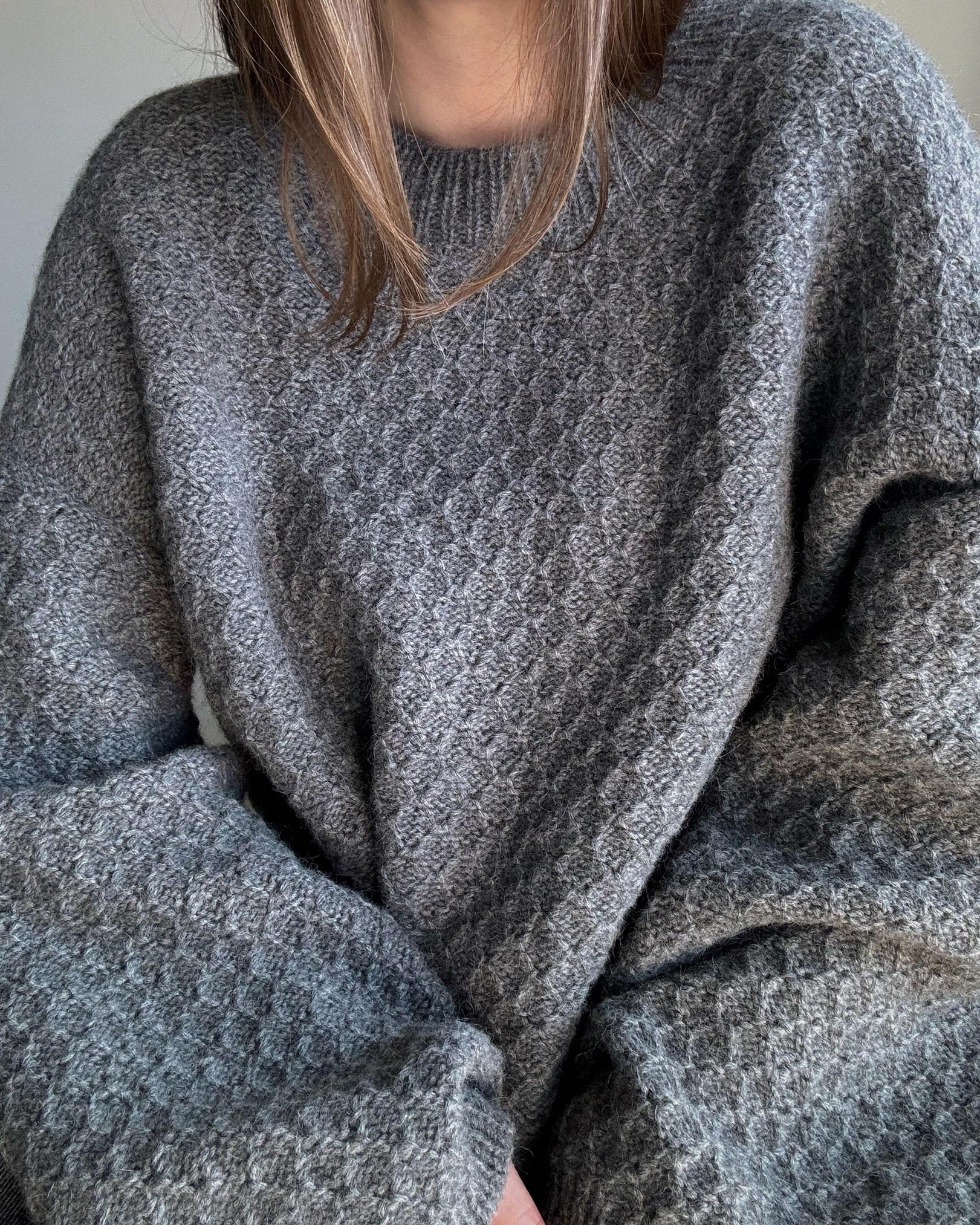 Morecaknit Strickmuster für den Francesca-Pullover mit übergroßer Konstruktion und langen Ärmeln.