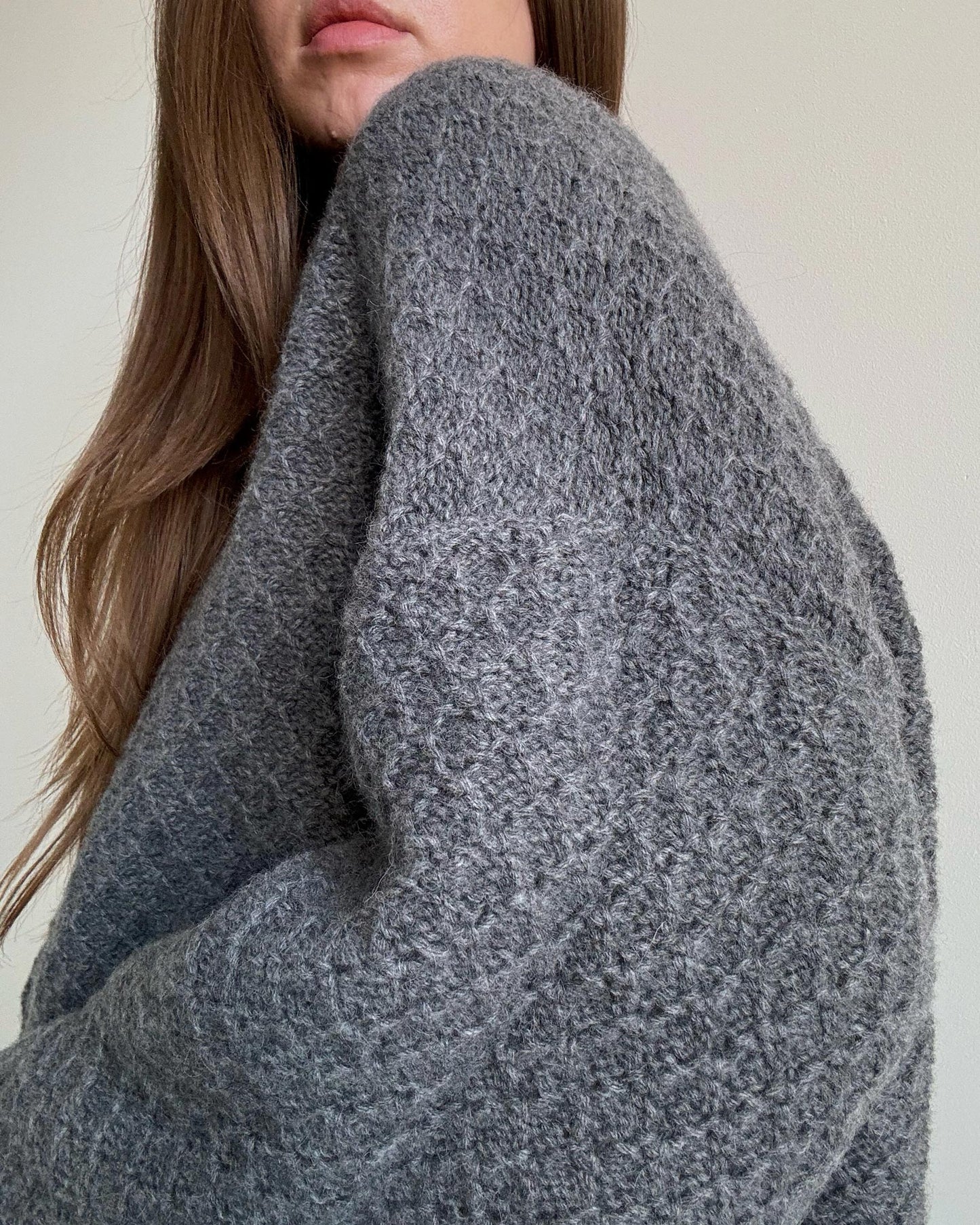 Szkic do dziergania wełnianego swetra Francesca z okrągłym dekoltem dla minimalistycznego wyglądu.