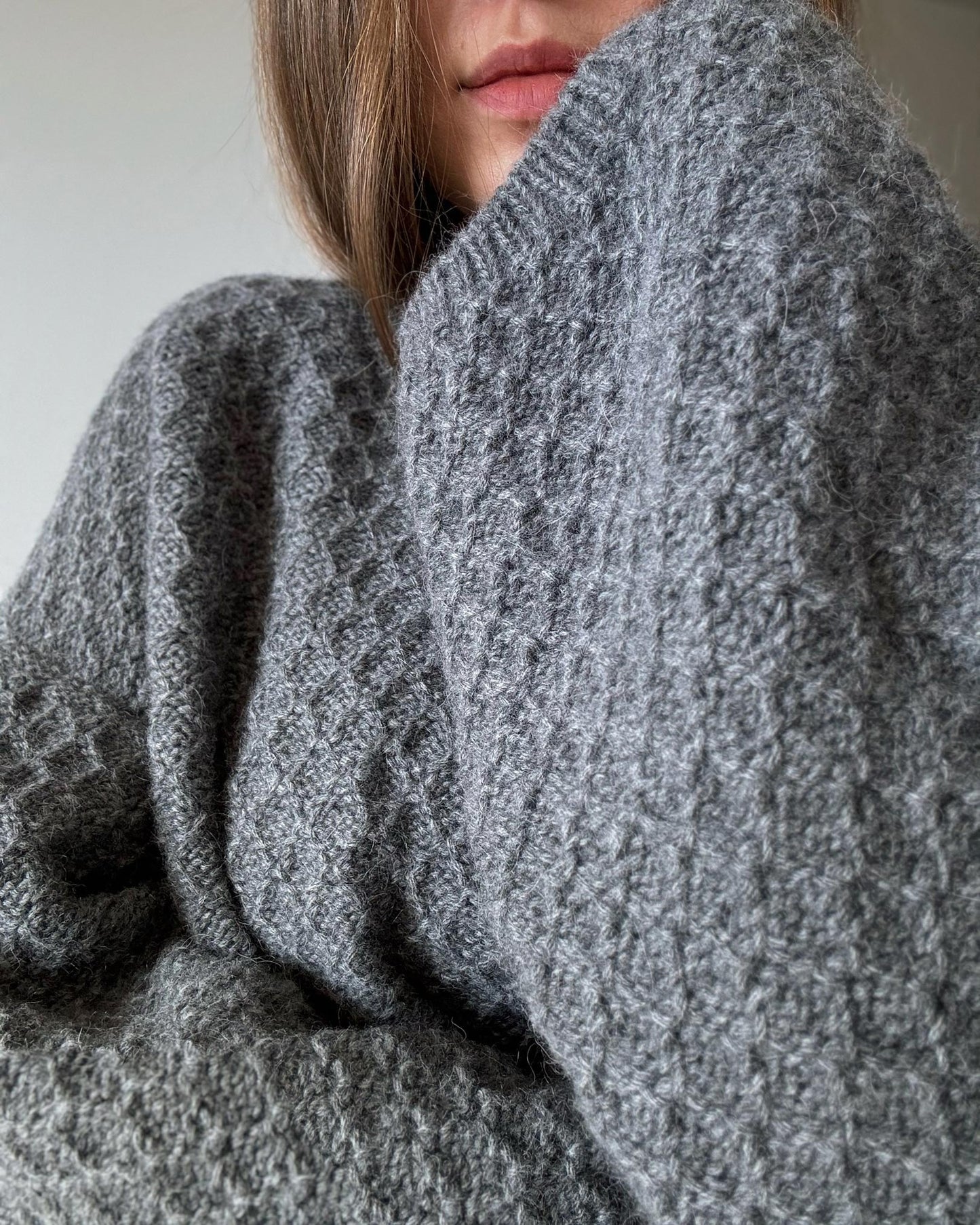 Wollenes Strickpullover-Muster für Frauen mit einem modernen, minimalistischen Design.