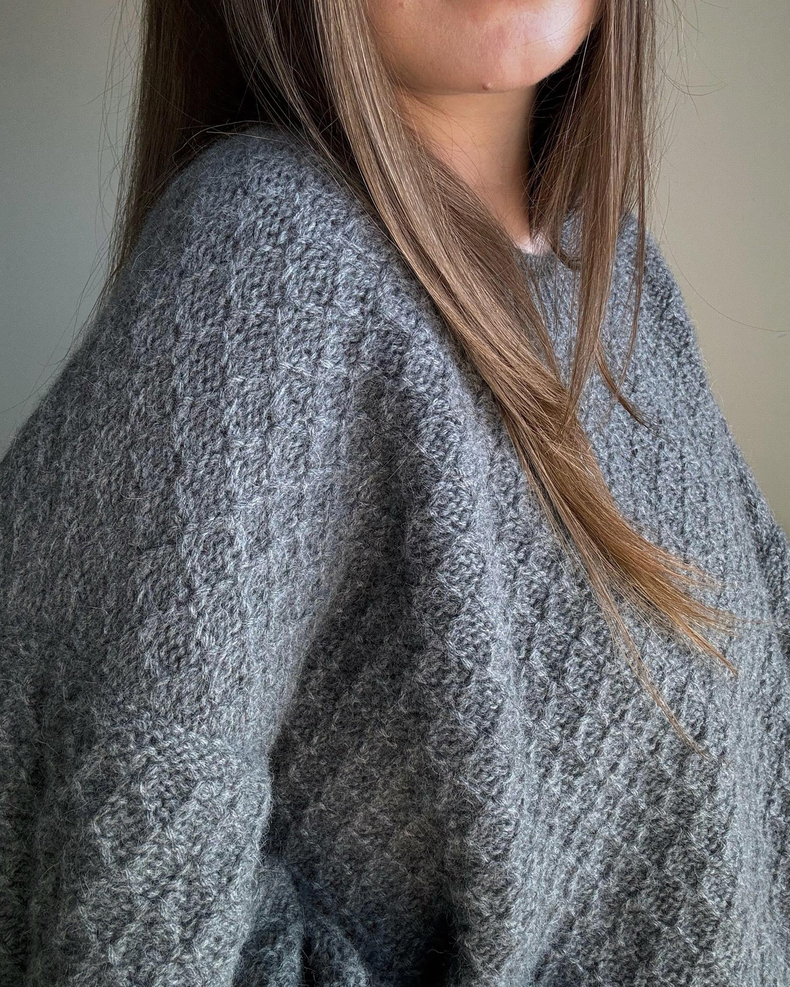 Zeitgenössisches Strickpullover-Muster von morecaknit, ideal für Handwerksbegeisterte.