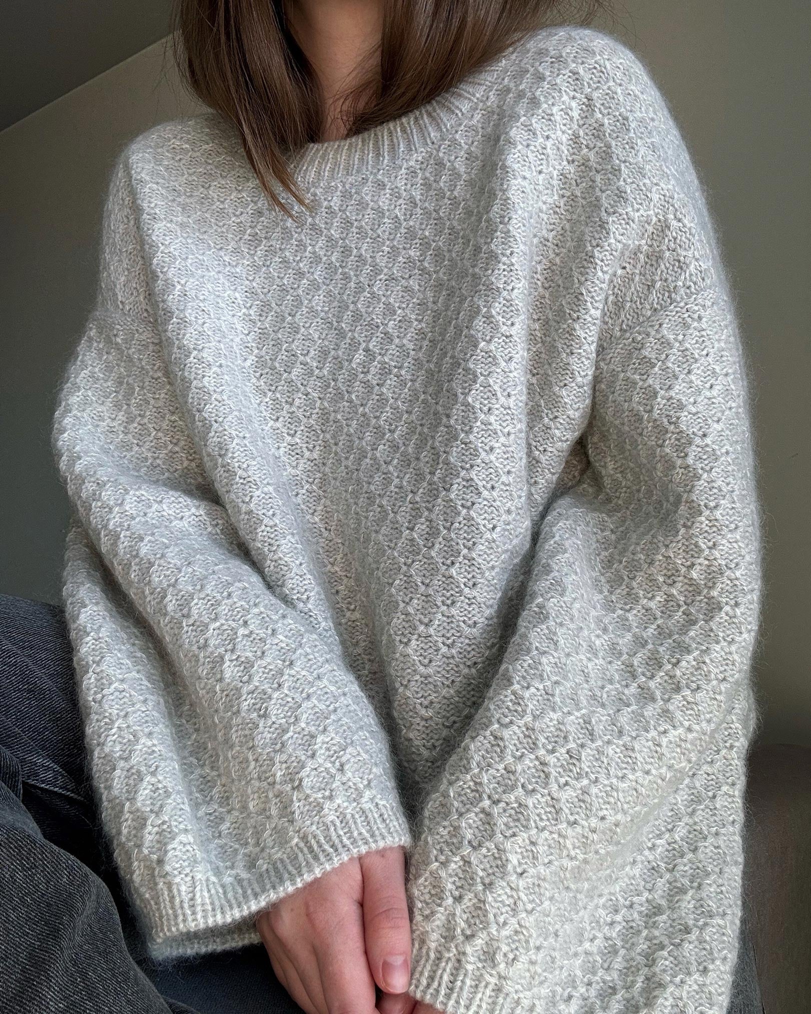 Weiche und moderne Strickanleitungen für den Francesca-Pullover für einen femininen Stil. Weibliches und weiches Strickmuster für den Francesca-Pullover, perfekt für fortgeschrittene Stricker.