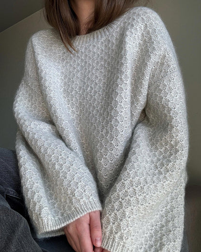 Miękkie i nowoczesne instrukcje dziergania swetra Francesca dla kobiecego stylu.