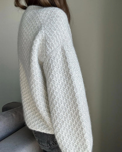 Strickanleitung für einen Pullover mit rundem Halsausschnitt, der einen einfachen und doch ästhetischen Reiz zeigt.