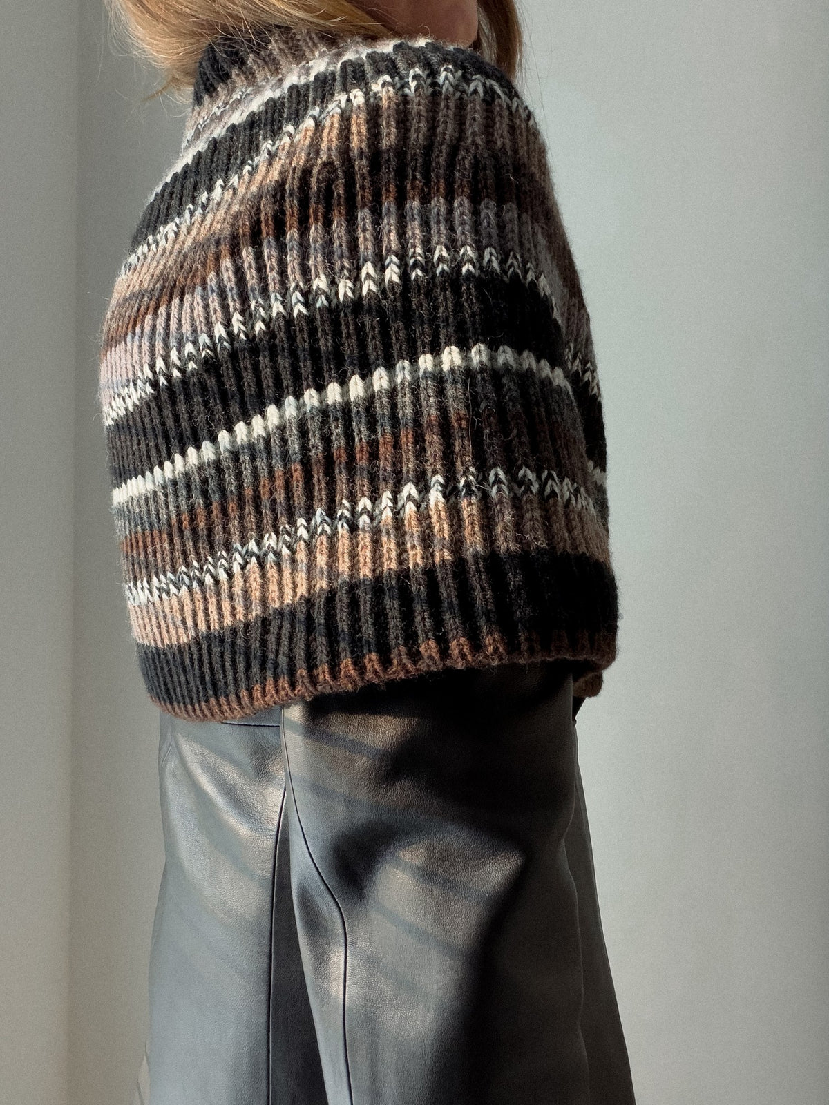 Cropped detail of the lower edge showing the clean finished border and ribbed structure.