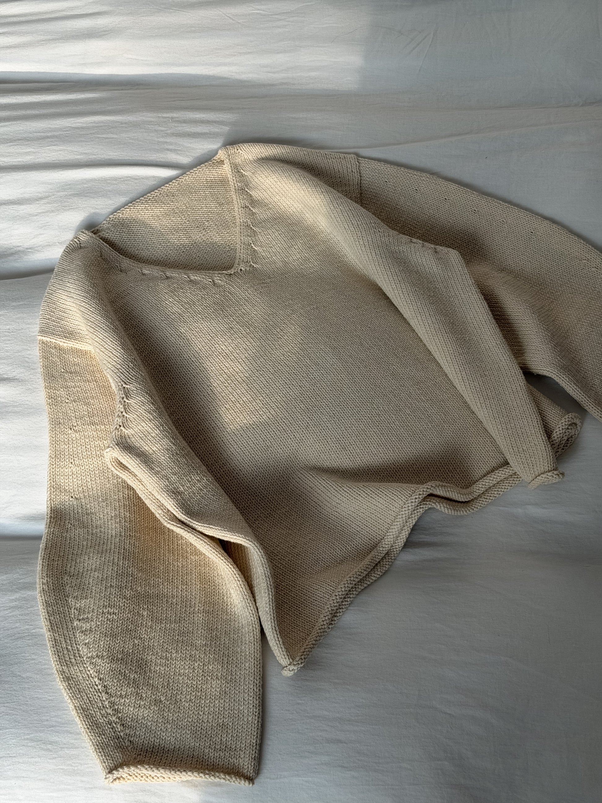 Phoenix Sweater de Moreca Knit, pull oversize avec col en V, épaules tombantes et manches longues