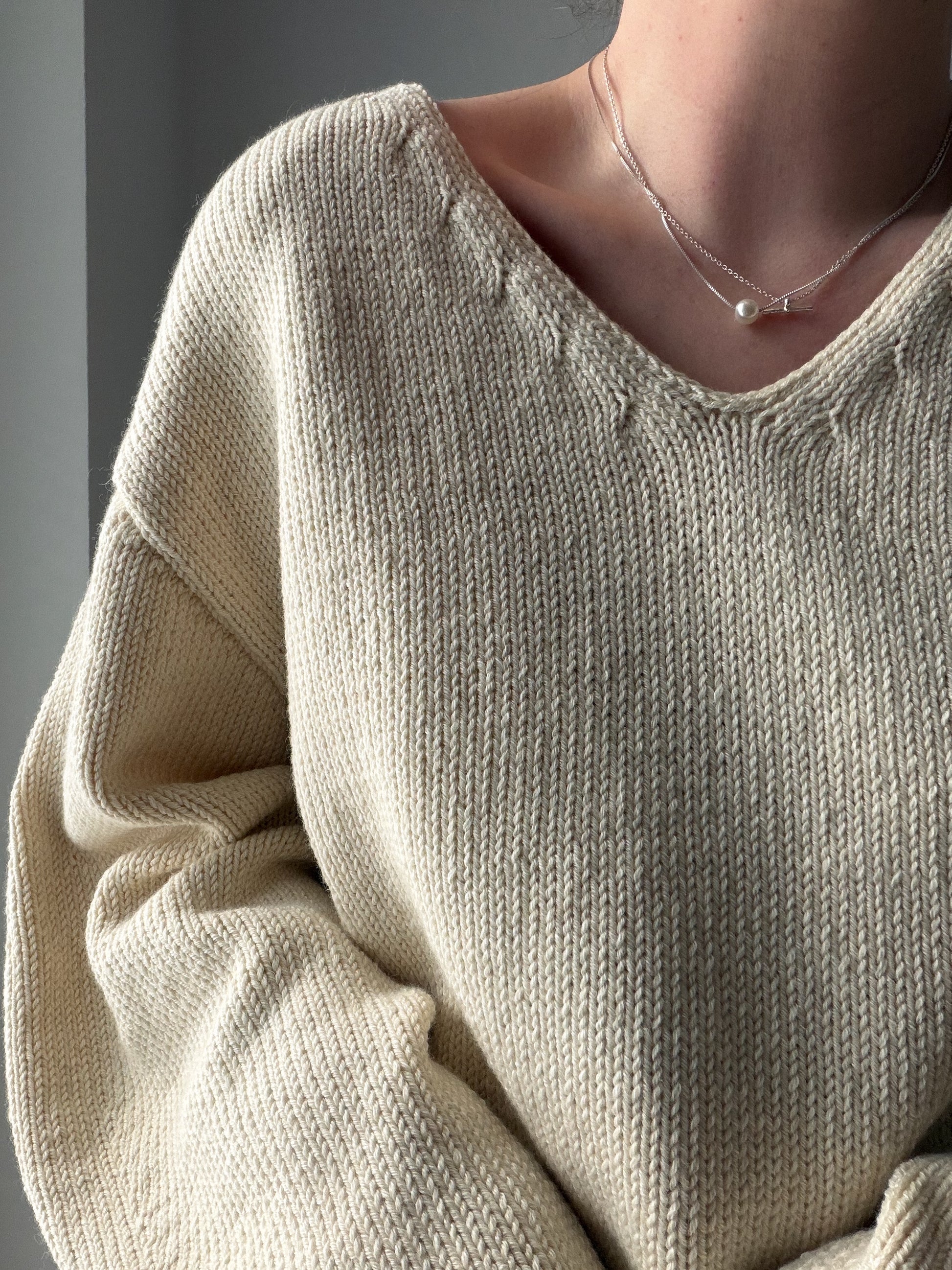 Phoenix Sweater de Moreca Knit, patron de pull tricoté oversize avec col en V et manches longues