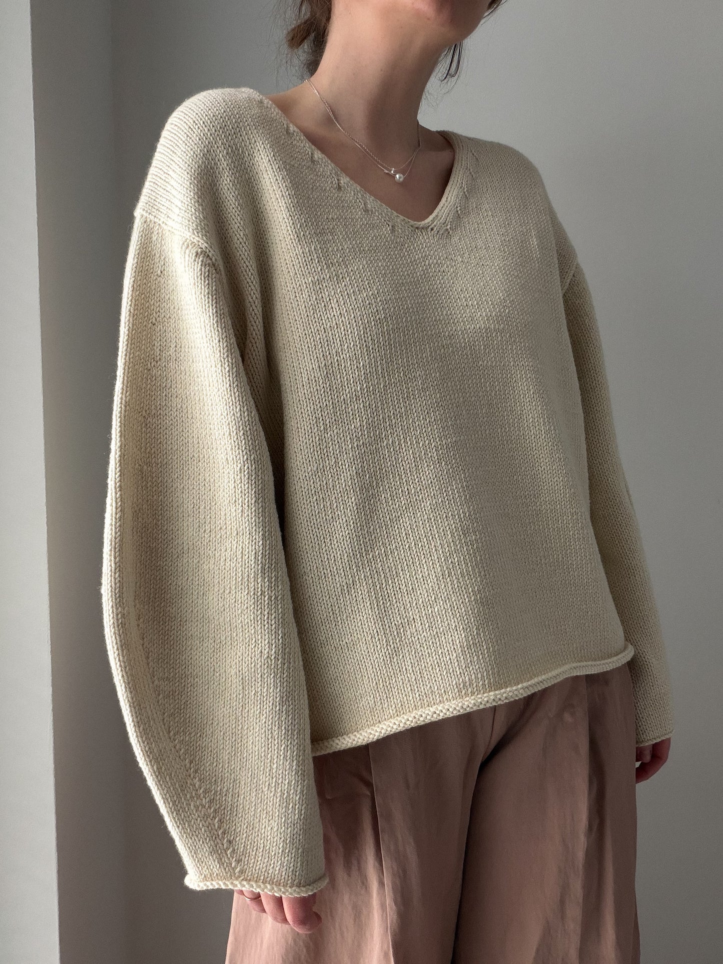 Détail du Phoenix Sweater, encolure raffinée et maille jersey dans un jumper classique pour femme