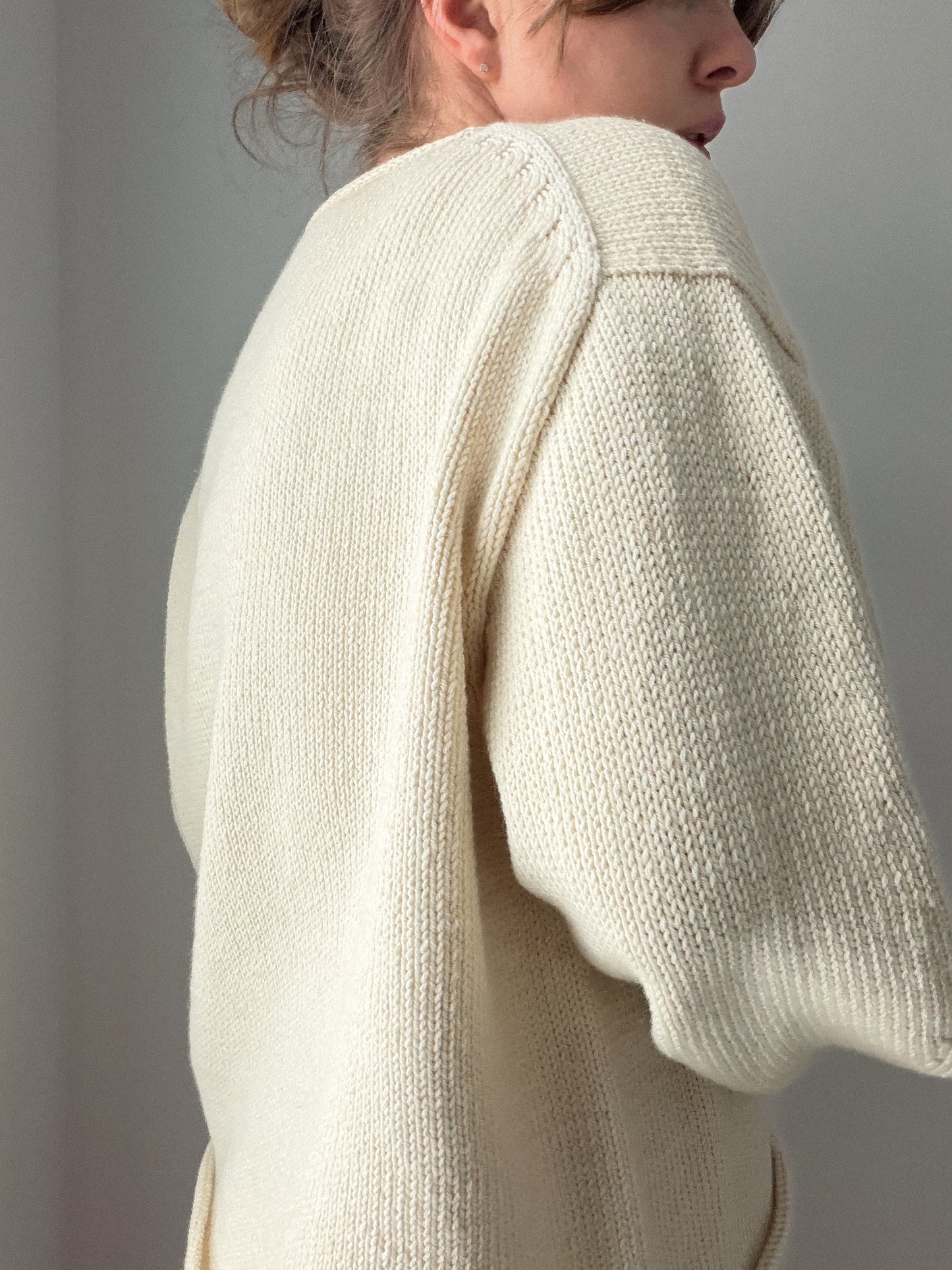 Vue de style scandinave du Phoenix Sweater, pull esthétique tricoté de haut en bas aux lignes nettes