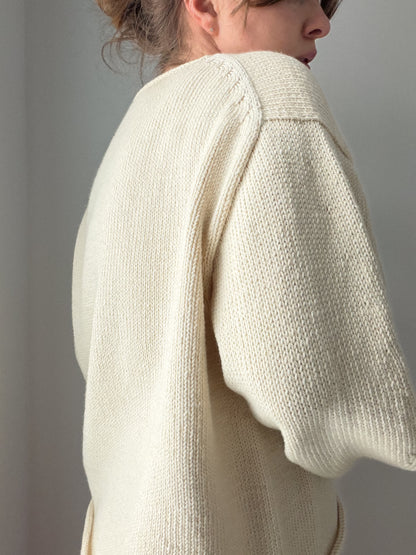 Vue de style scandinave du Phoenix Sweater, pull esthétique tricoté de haut en bas aux lignes nettes