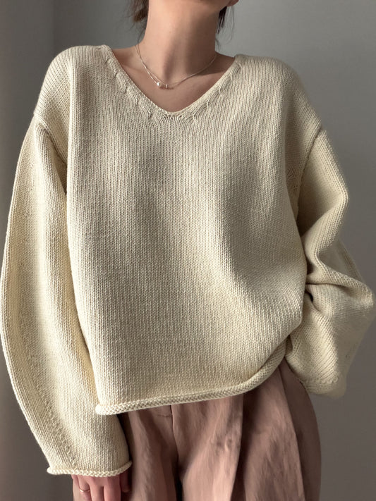 Phoenix Sweater fra Moreca Knit, oversized sweater med V-hals, sænkede skuldre og lange ærmer