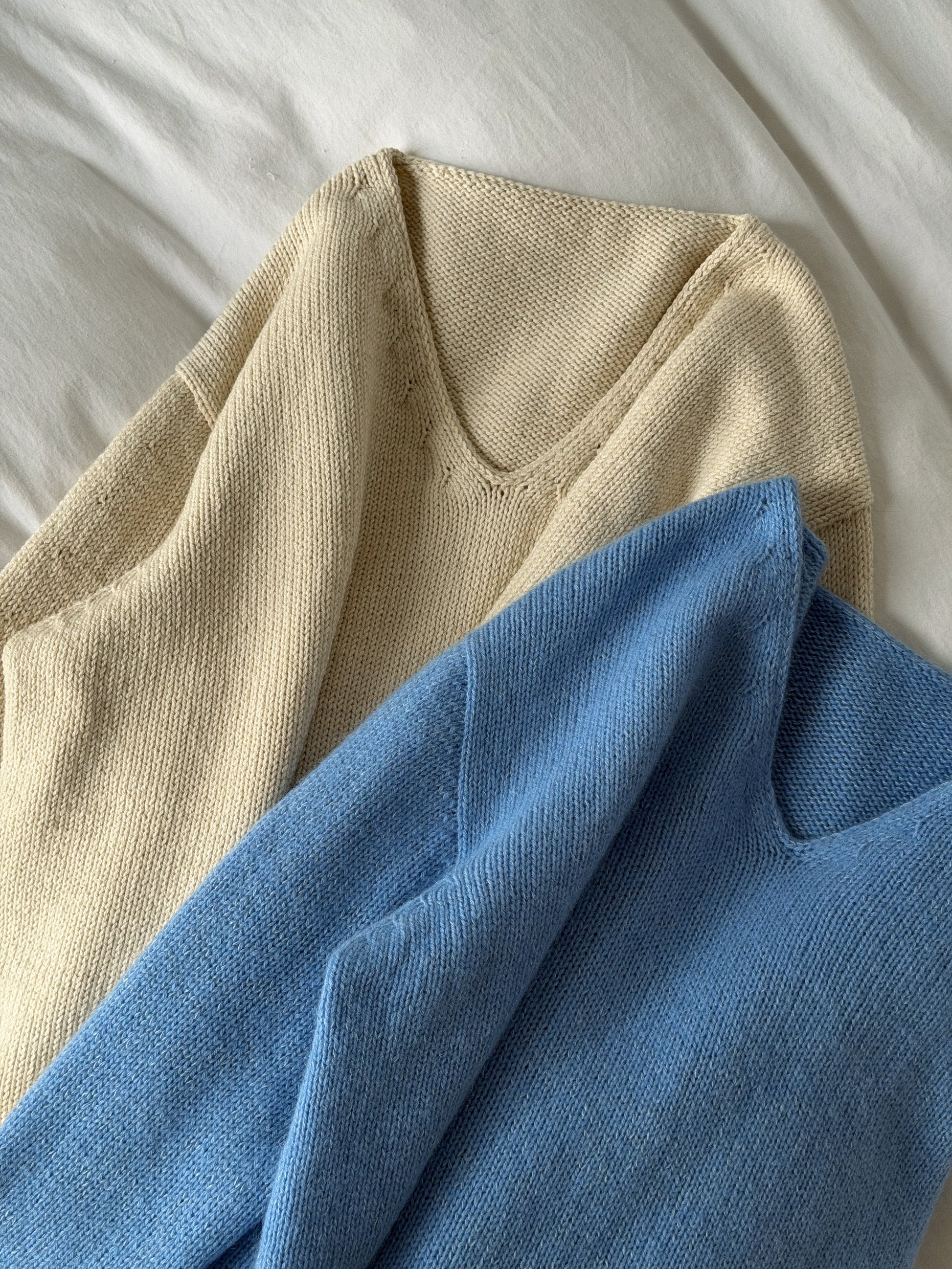 Vue pleine longueur du Phoenix Sweater dans une pose détendue, jumper à col en V profond et manches longues