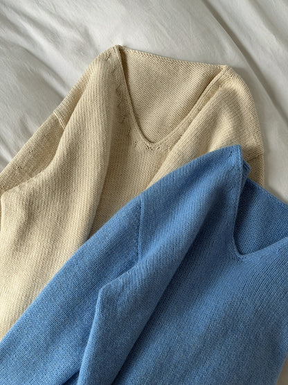 Vue pleine longueur du Phoenix Sweater dans une pose détendue, jumper à col en V profond et manches longues