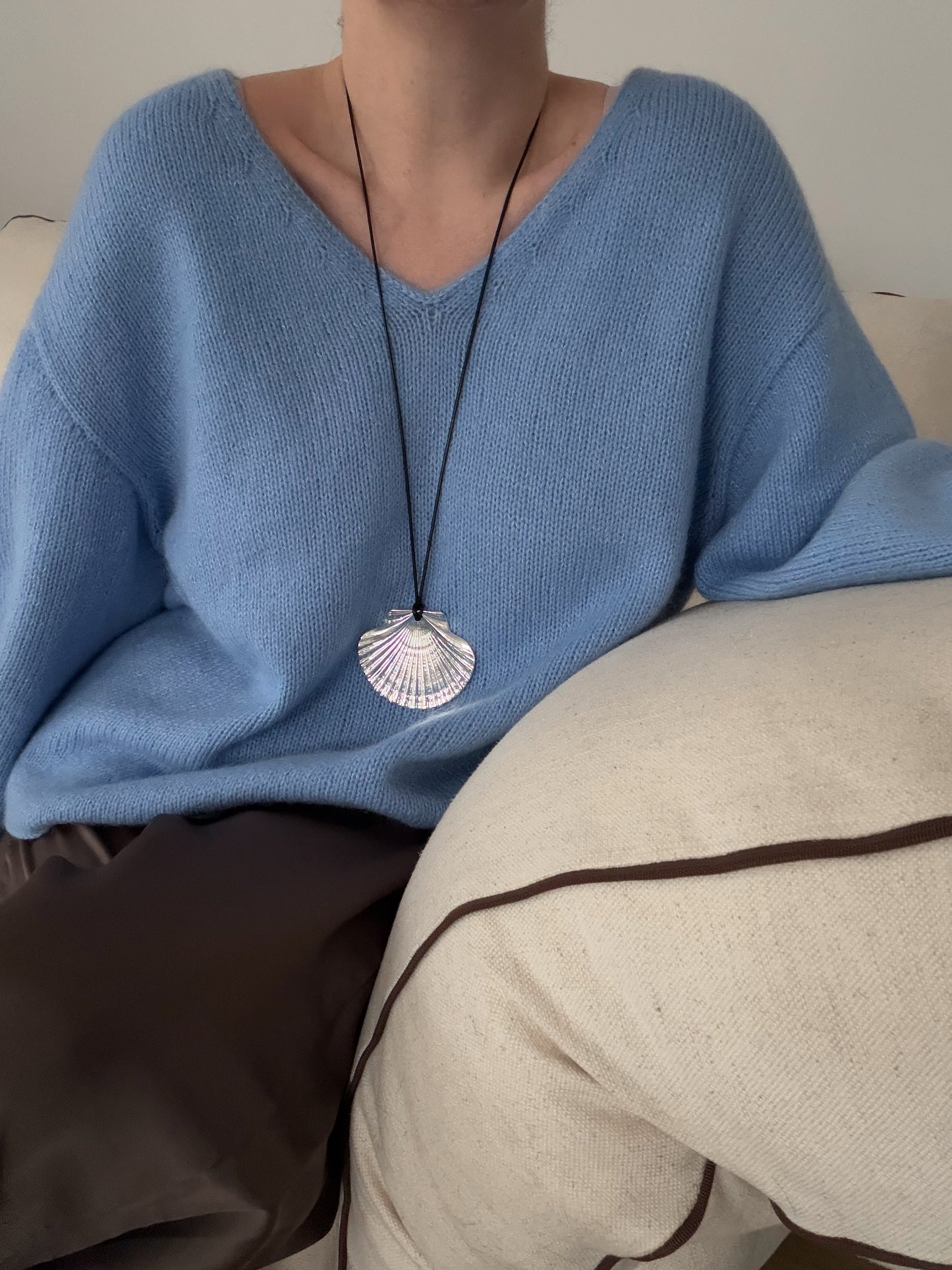 Gros plan sur la ligne des épaules du Phoenix Sweater, patron de pull oversize avec manches longues