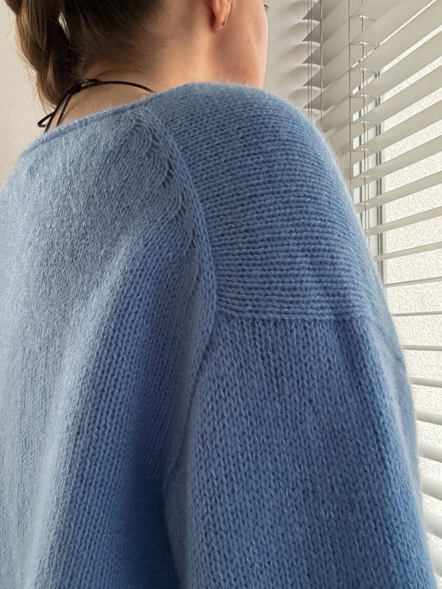 Nærbillede af skulderformen i Phoenix Sweater, oversized strikkeopskrift med lange ærmer