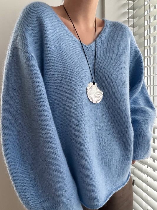 Moreca Knit의 Phoenix Sweater, 브이넥과 드롭 숄더, 긴 소매가 있는 오버사이즈 스웨터