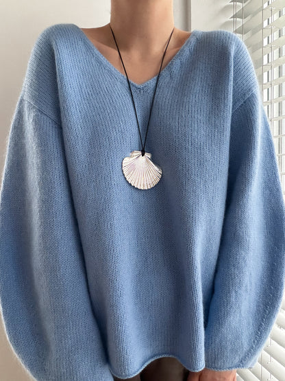 Trekvarts vy av Phoenix Sweater från Moreca Knit, estetisk damtröja i slätstickning