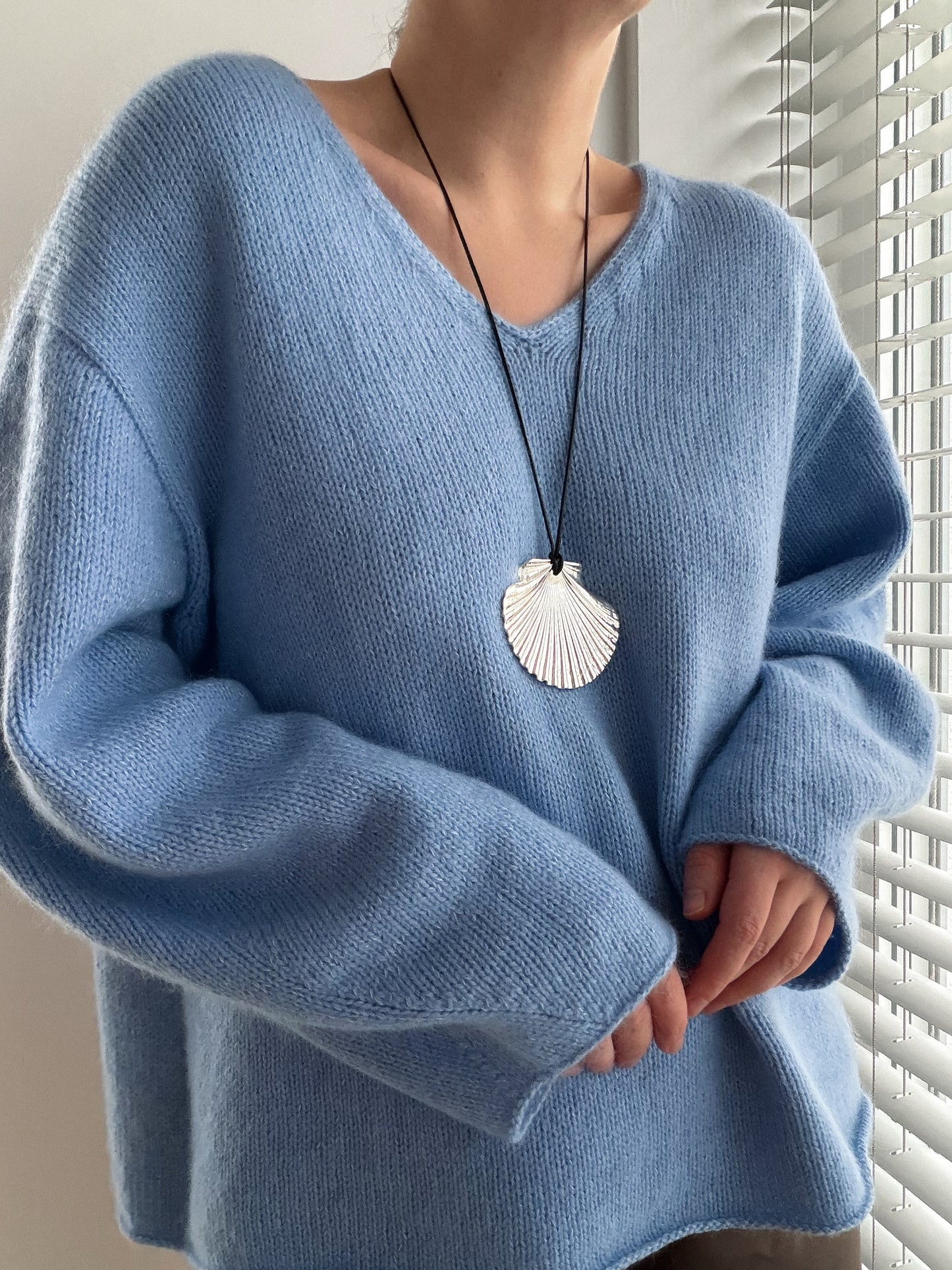 Vue de face du Phoenix Sweater, patron tricoté de haut en bas en point jersey aux lignes raffinées