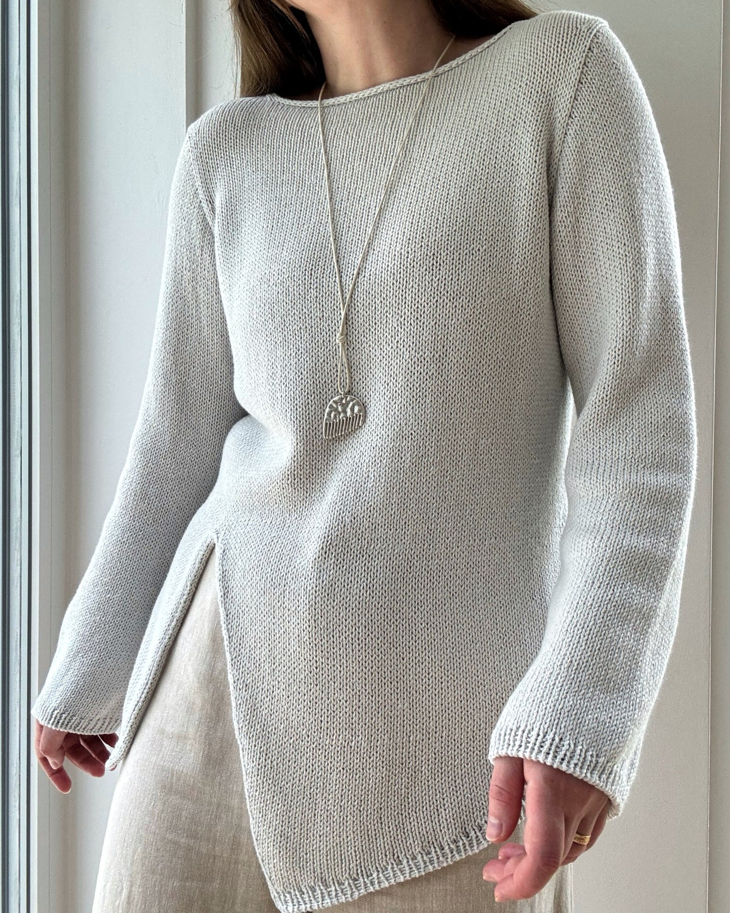 Nærbilde av glattstrikk struktur fremhever sparsommelig strikket eleganse i Liv Blouse mønsteret.