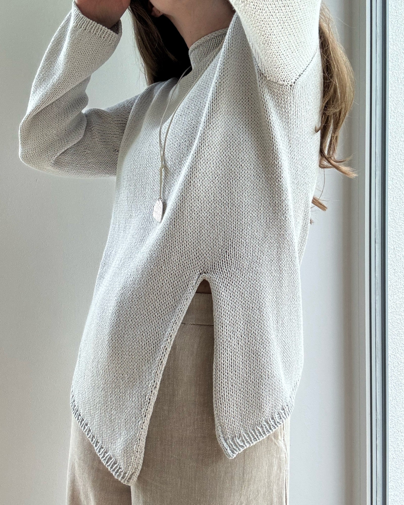 Nærbillede af glatstrik tekstur fremhæver sparsom strikket elegance i Liv Blouse strikkeopskriften.
