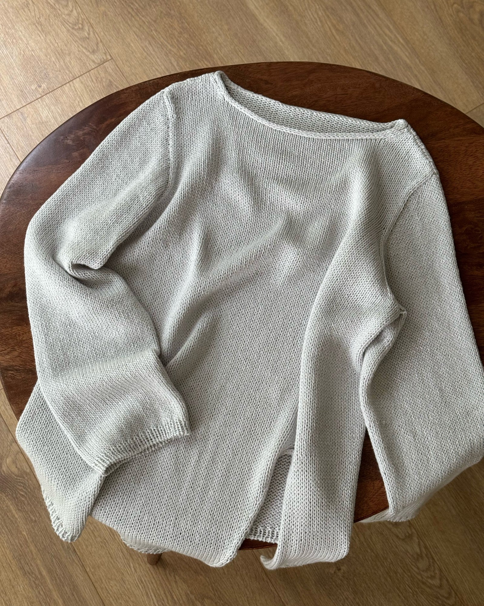 Liv Blouse lagt flatt viser moderne båthals og asymmetrisk top down konstruksjon i vanlig passform av bomull lin silke.